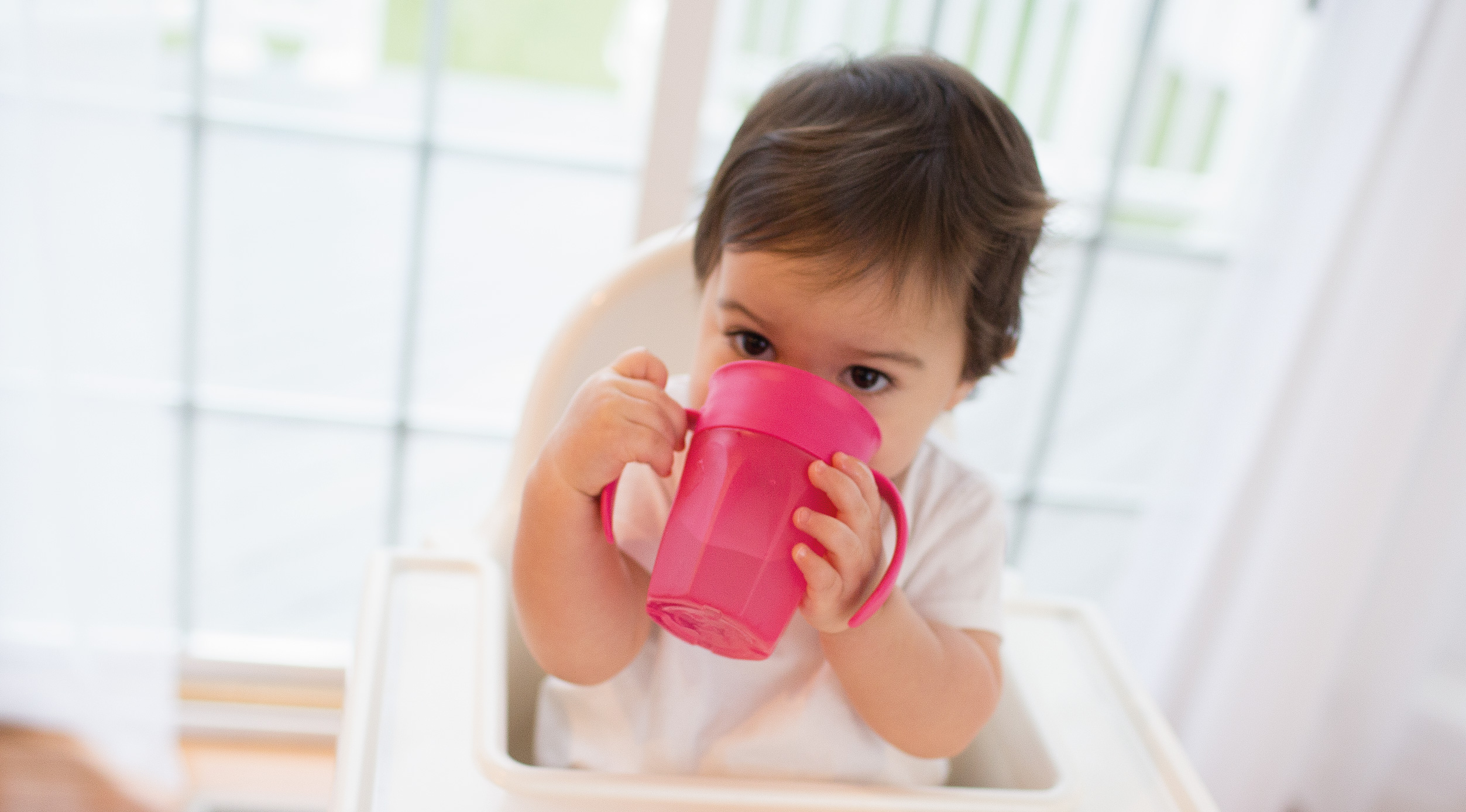 Cuándo enseñar al bebé a beber agua del vaso?