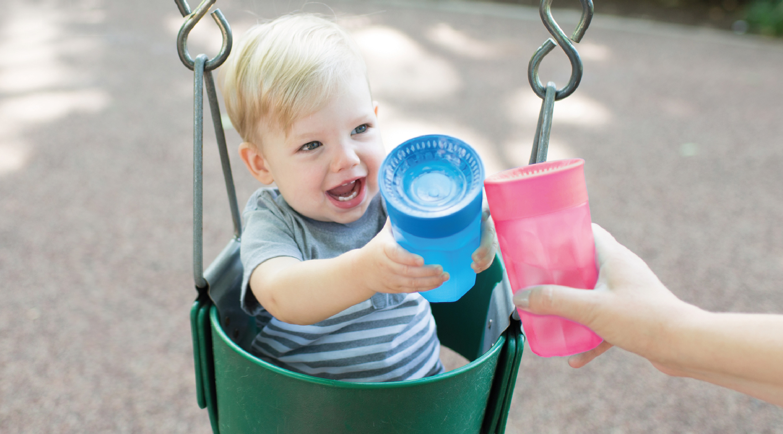 Cuándo enseñar al bebé a beber agua del vaso?