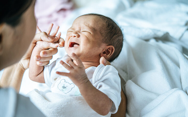bebe llorando con cólicos del lactante