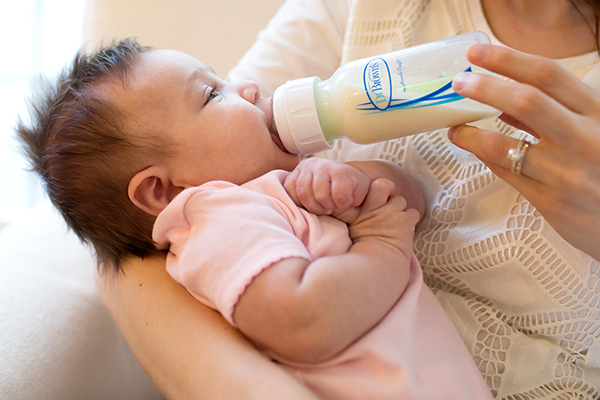 Escoba Triturado Decimal Cómo dar el biberón de la forma más parecida a la lactancia materna? - Dr  Brown's