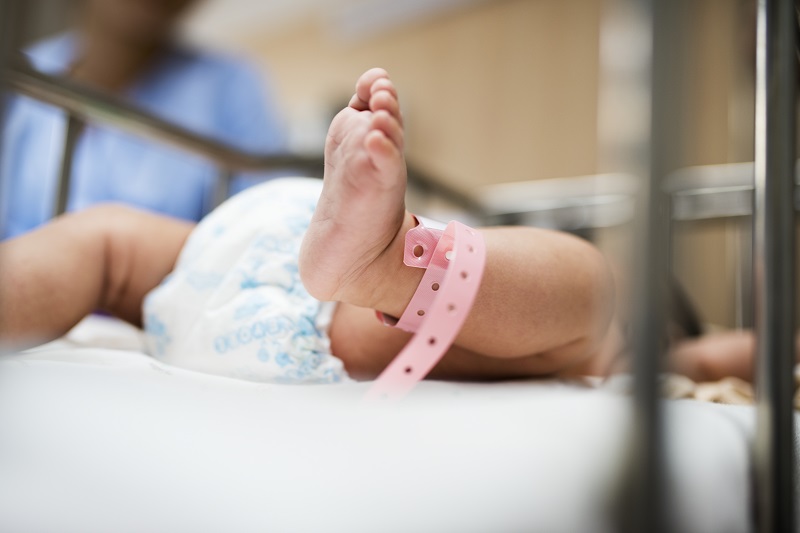 Qué pruebas se le hacen al recién nacido en el hospital? - Dr Brown's